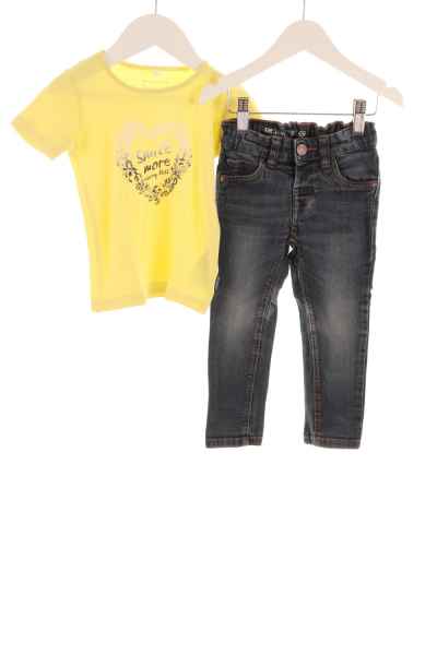 Kinder Skinny Jeans und T-Shirt