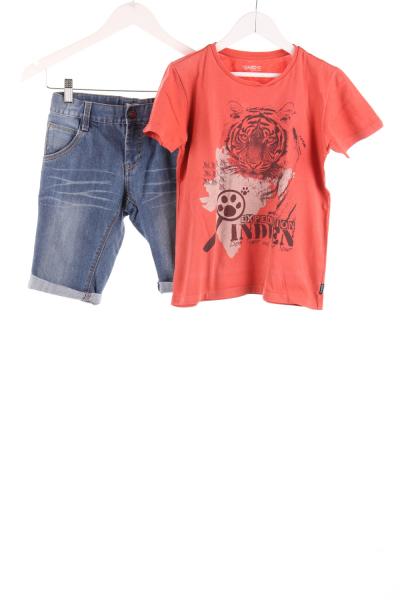 Kinder Jeans-Shorts und T-Shirt